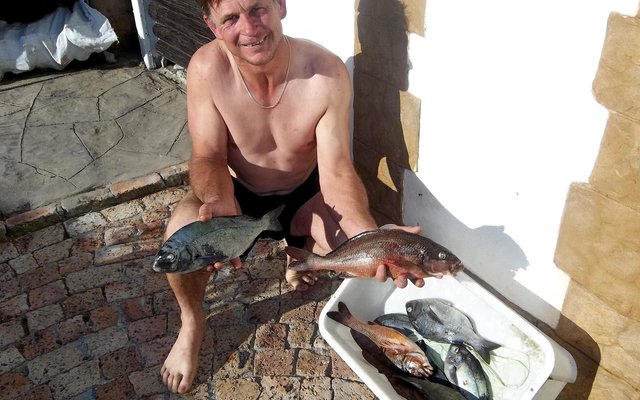 Calla Leeuwner by â€˜n klompie vis wat hy met â€˜n pylgeweer geskiet het.